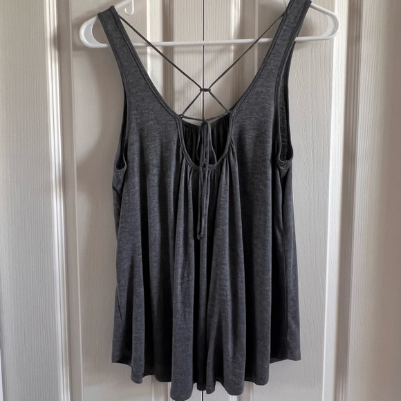 3/$25.00 🛍 TRESICS Cute flowy top with tie detail in the back - Picture 2 of 5